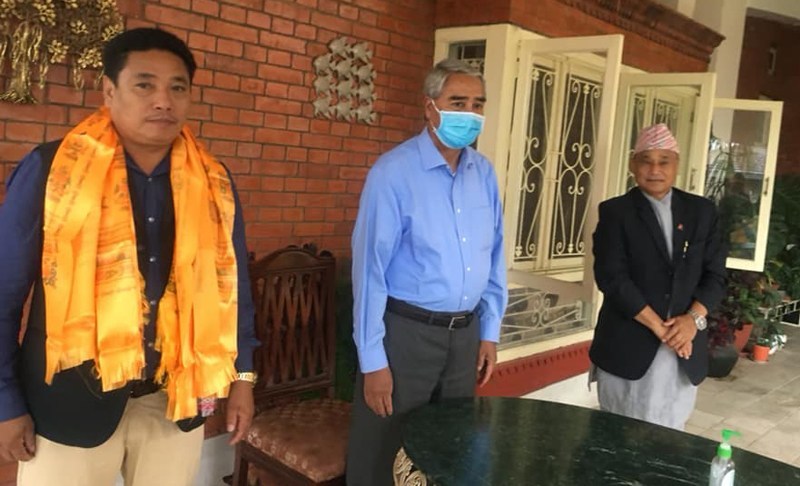 नेकपा काभ्रेका प्रभावशाली नेता हीरा लामा नेपाली कांग्रेस प्रवेश, देउवाले गरे स्वागत